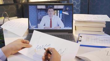 les hommes d'affaires sont examiner de l'entreprise gains et croissance graphiques et elles ou ils sont satisfait. collègues analyser Les données dans graphiques à améliorer leur performance et gains. video