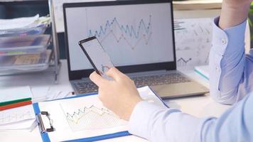 homme comparant et en cours d'analyse numérique et tiré graphique. homme en cours d'analyse financier statistiques. video