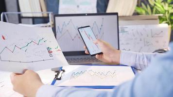 statistique une analyse de Stock marché données. en train de lire et en cours d'analyse Stock marché graphiques. video