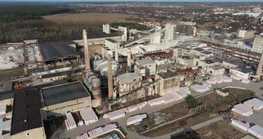 kreisförmig Flug und Antenne Panorama- Aussicht von Rohre wie von ein alt verlassen Fabrik video