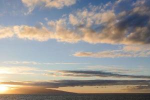 puesta de sol sobre el mar foto