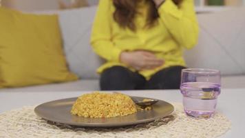 Essen Vergiftung. das Frau ist vergiftet durch das Essen sie isst. das Frau halten ihr Bauch ist vergiftet durch das Essen sie isst. video