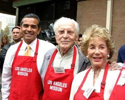 Celebrities Help to serve Thanksgiving Dinner to the homeless at the LA Mission in Downtown LALos Angeles CANovember 23 20052005 photo