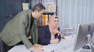 usiness woman in hijab informs her boss about the progress of business. Muslim business woman telling her boss about business reports. video