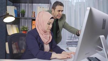 team arbete. muslim företag kvinna och henne manlig kollega arbete i de kontor. affärskvinna och henne kollega springa de företag tillsammans och glädjas. video