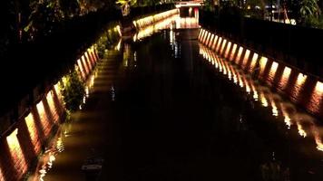 luces a lo largo el canal, khlong ong caminando calle la vida nocturna video