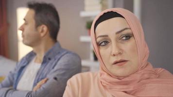 el musulmán Pareja es ofendido y infeliz con cada otro. musulmán marido y esposa resentirse de cada otro. video