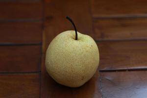 a close up of pear isolated natural pattern wood background. healthy food concept photo. water-rich fruit. photo
