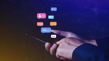 personas utilizando social medios de comunicación y digital en línea márketing conceptos en móvil Los telefonos con íconos tal como notificaciones, mensajes, comentarios en el teléfono inteligente pantalla. foto