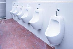 urinarios de la habitación de los hombres descarga de desechos del cuerpo, retrete limpio foto