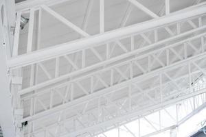 armazón de estructura de acero grande, marco de techo y chapa metálica en el sitio de construcción foto