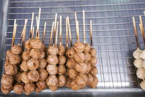 calle comida carne pelota palos en parrilla a Tailandia foto