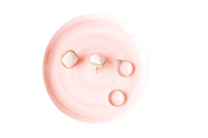 roze bord met oorbellen en ringen geïsoleerd Aan een transparant achtergrond png