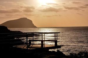 puesta de sol sobre el mar foto