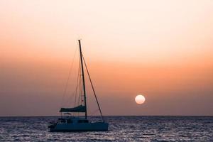 puesta de sol sobre el mar foto