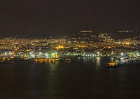 luces nocturnas del paisaje urbano de la ciudad hasta el horizonte, varna. Bulgaria foto