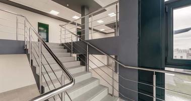 Schleife Drehung und Panorama- Aussicht im leeren modern Halle mit Notfall und Evakuierung Ausfahrt Treppe und Panorama- Fenster. video