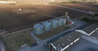 vuelo y aéreo ver terminado agro silos granero ascensor en agroprocesamiento fabricación planta para Procesando el secado limpieza y almacenamiento de agrícola productos, harina, cereales y grano. video