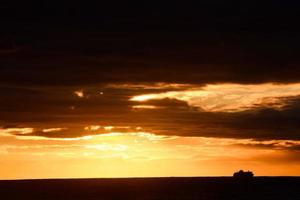 puesta de sol sobre el mar foto