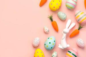 composición con vistoso Pascua de Resurrección huevos de pascua conejito y zanahorias con Copiar espacio para texto foto