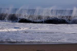 enormes olas del mar foto