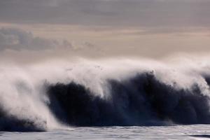 enormes olas del mar foto