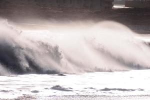 enormes olas del mar foto