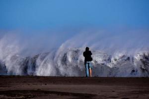 enormes olas del mar foto