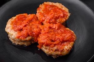 delicioso Fresco chuletas o albóndigas con especias, hierbas y tomate salsa foto