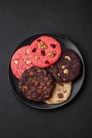 delicioso Fresco crujiente harina de avena galletas con chocolate y nueces foto