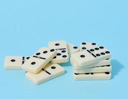 un apilar de dominó en un azul fondo, un intelectual juego foto
