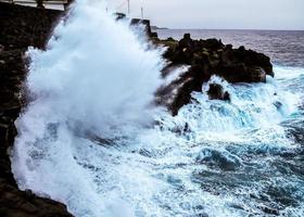 enormes olas del mar foto