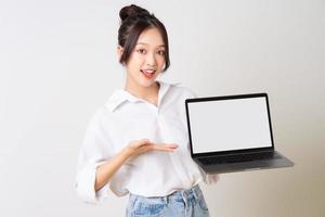 hermosa joven asiático mujer de negocios retrato en blanco antecedentes foto