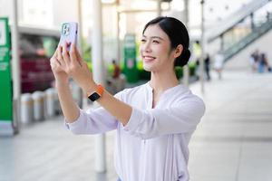 contento sonriente joven mujer en el calle foto