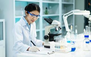 mujer trabajando en el laboratorio foto