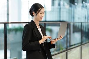 retrato de un hermosa joven asiático mujer de negocios a el empresa foto