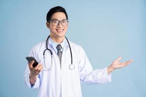 asiático masculino médico retrato en azul antecedentes foto