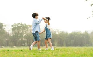 imagen de hermano y hermana teniendo divertido en el parque foto