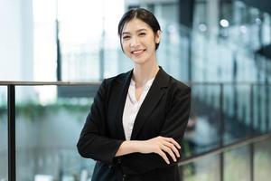 retrato de un hermosa joven asiático mujer de negocios a el empresa foto