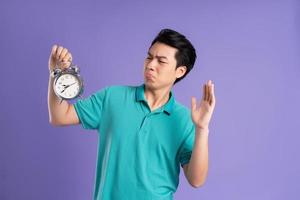 retrato de asiático hombre posando en púrpura antecedentes foto