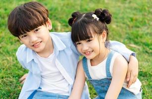 imagen de hermano y hermana teniendo divertido en el parque foto