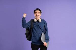 asiático masculino estudiante retrato en púrpura antecedentes foto