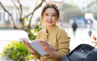 retrato de un hermosa asiático hembra estudiante a Universidad foto