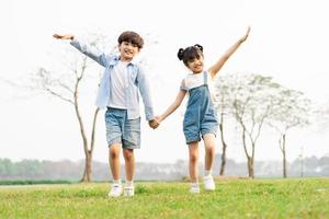 imagen de hermano y hermana teniendo divertido en el parque foto