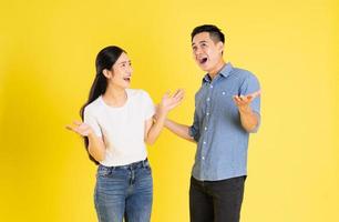 imagen de una pareja asiática posando sobre fondo amarillo foto