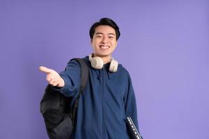 asiático masculino estudiante retrato en púrpura antecedentes foto