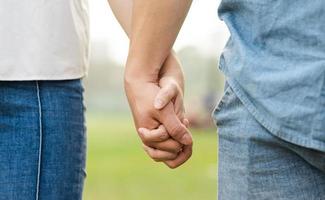 imagen de un contento asiático Pareja en el parque foto