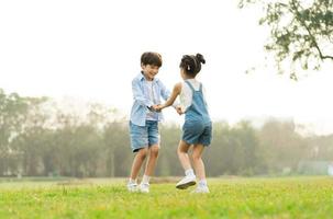 imagen de hermano y hermana teniendo divertido en el parque foto