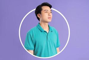 asiático hombre retrato en púrpura antecedentes foto