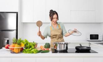 retrato de un ama de casa en el cocina a hogar foto